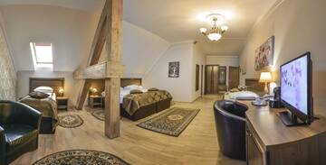Фото номера Attic Superior Quadruple Room Отель Hotel Bulevard Sighisoara г. Сигишоара 3