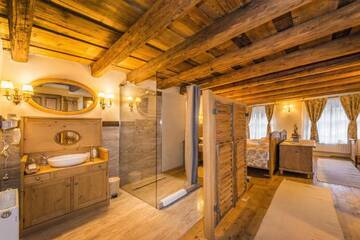 Фото номера Улучшенный двухместный номер с 1 кроватью Гостевой дом Casa Savri г. Сигишоара 6