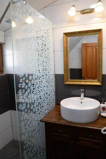 Фото номера Номер с кроватью размера &quot;king-size&quot; и видом на сад Гостевой дом Carolina House г. Сигишоара 2