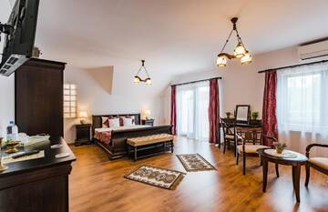 Фото номера Двухместный номер Делюкс с 1 кроватью и балконом Гостевой дом Flora Luxury House г. Сигишоара 5