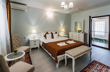 Фото номера Двухместный номер Делюкс с 1 кроватью Гостевой дом Flora Luxury House г. Сигишоара 7