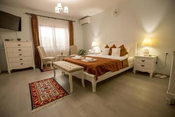 Фото номера Двухместный номер Делюкс с 1 кроватью Гостевой дом Flora Luxury House г. Сигишоара 3
