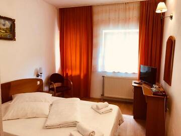 Фото номера Двухместный номер с 1 кроватью или 2 отдельными кроватями Отель Hotel Poenita г. Сигишоара 15