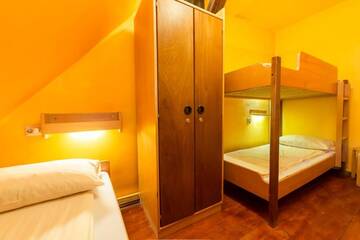 Фото номера Трехместный номер с общей ванной комнатой Хостелы Burg Hostel Sighisoara г. Сигишоара 2