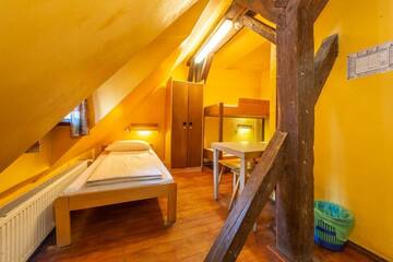 Фото номера Трехместный номер с общей ванной комнатой Хостелы Burg Hostel Sighisoara г. Сигишоара 5