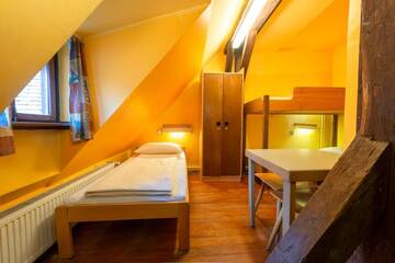 Фото номера Трехместный номер с общей ванной комнатой Хостелы Burg Hostel Sighisoara г. Сигишоара 3