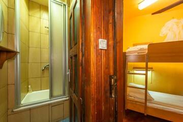 Фото номера Трехместный номер с общей ванной комнатой Хостелы Burg Hostel Sighisoara г. Сигишоара 6