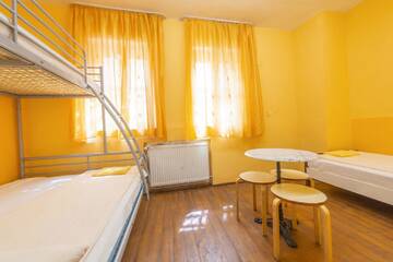 Фото номера Трехместный номер с собственной ванной комнатой Хостелы Burg Hostel Sighisoara г. Сигишоара 4