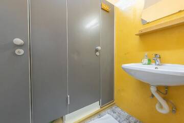 Фото номера Трехместный номер с собственной ванной комнатой Хостелы Burg Hostel Sighisoara г. Сигишоара 5