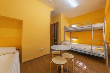 Фото номера Трехместный номер с собственной ванной комнатой Хостелы Burg Hostel Sighisoara г. Сигишоара 3