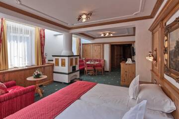 Фото номера Улучшенный люкс с двуспальной кроватью и диваном Отель Mercure Sighisoara Binderbubi Hotel &amp; Spa г. Сигишоара 4