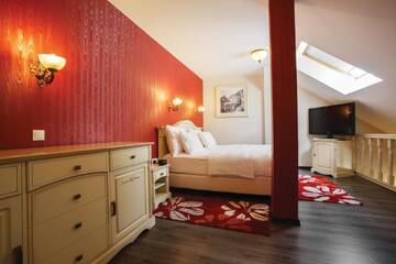 Фото номера Двухуровневый люкс с кроватью размера &quot;king-size&quot; Отель DoubleTree by Hilton Hotel Sighisoara - Cavaler г. Сигишоара 2