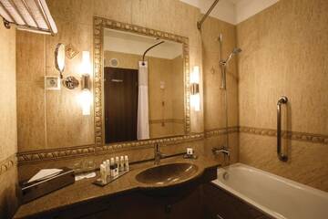 Фото номера Стандартный двухместный номер с 2 отдельными кроватями Отель DoubleTree by Hilton Hotel Sighisoara - Cavaler г. Сигишоара 3
